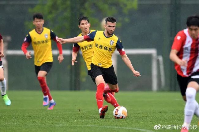安迪·麦克道威尔橙红色深V裙秀圆润半球笑容灿烂。