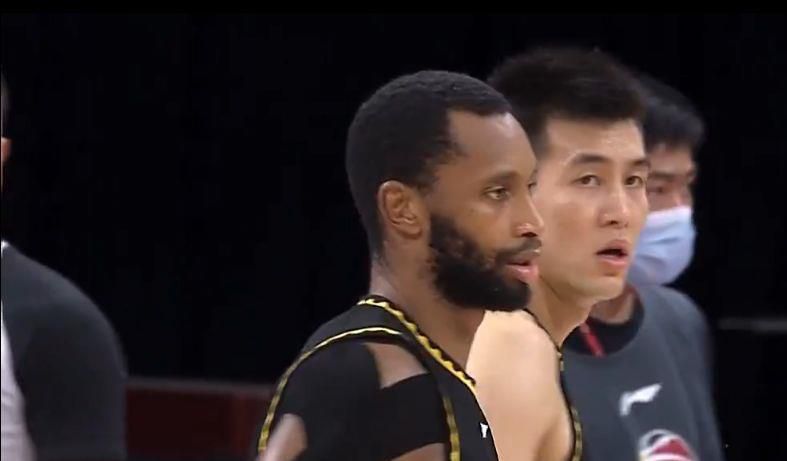易烊千玺再次挑战自己尝试新造型。